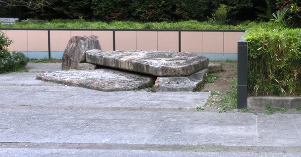 石のベンチ