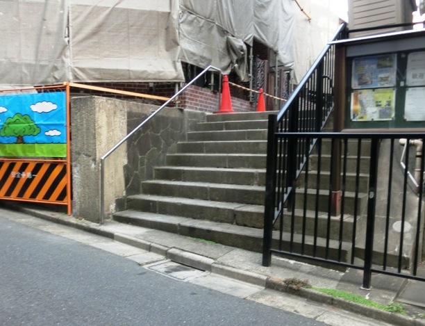 新宿区津久戸町の三年坂から外に行く階段。